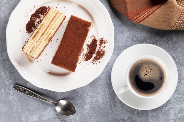 Postre de tiramisú y café.