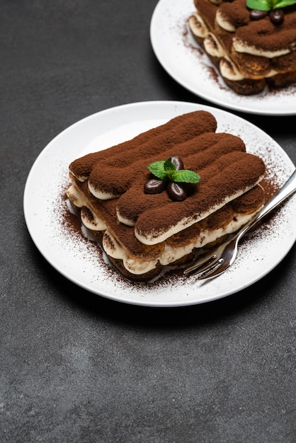 Postre tiramisú clásico sobre fondo de hormigón