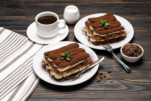 Postre tiramisú clásico sobre fondo de madera