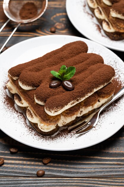 Postre tiramisú clásico sobre fondo de madera