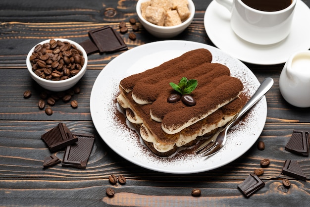 Postre tiramisú clásico sobre fondo de madera