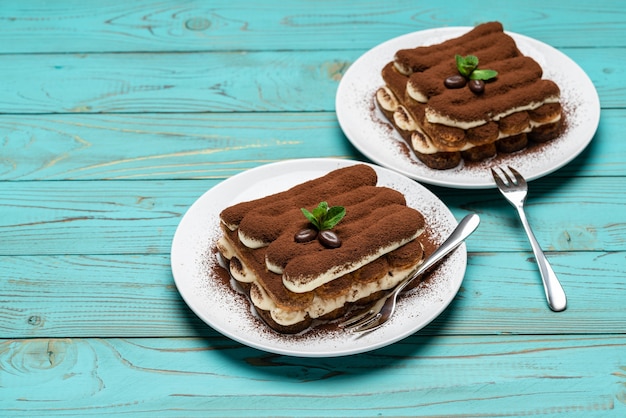 Postre tiramisú clásico sobre fondo de madera