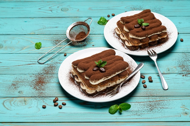 Postre tiramisú clásico sobre fondo de madera