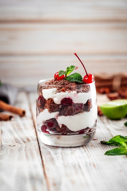 Postre de tiramisú con crema y chocolate