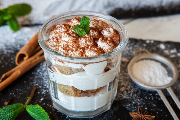 Postre de tiramisú con crema de mascarpone y cacao