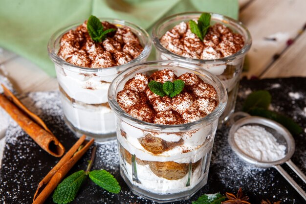 Postre de tiramisú con crema de mascarpone y cacao