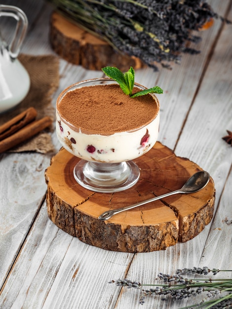 Postre de tiramisú dulce gourmet en la tabla de madera