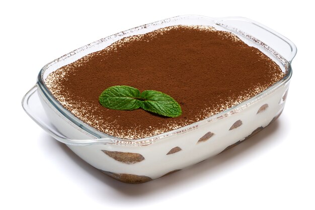 Postre de tiramisú en una fuente para hornear de vidrio