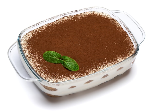 Postre de tiramisú en una fuente para hornear de vidrio