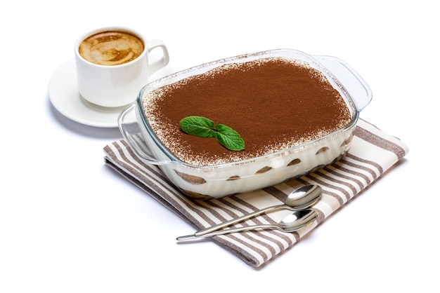 Postre de tiramisú en una fuente para hornear de vidrio