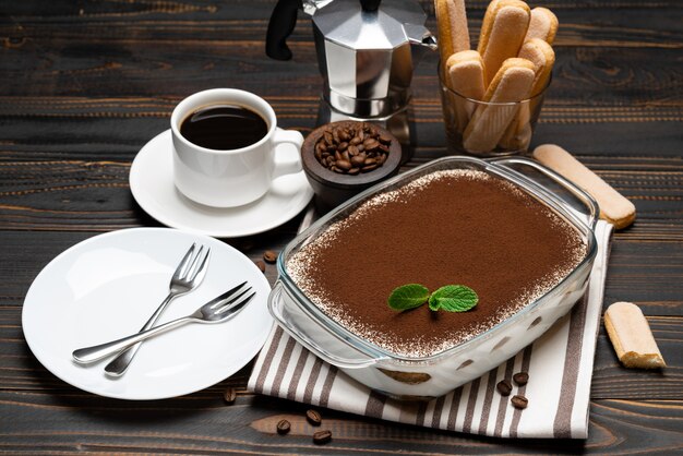 Foto postre tiramisú tradicional en una fuente para hornear de vidrio