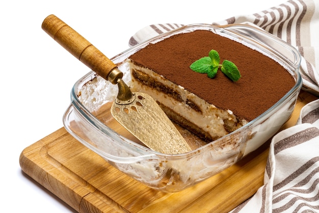 Postre tiramisú tradicional en una fuente para hornear de vidrio