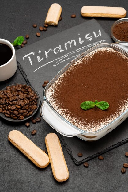 Postre tiramisú tradicional en una fuente para hornear de vidrio