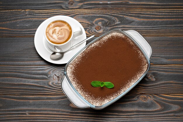 Postre tiramisú tradicional en una fuente para hornear de vidrio