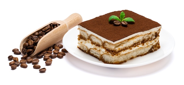 Postre tiramisú tradicional en una placa blanca.