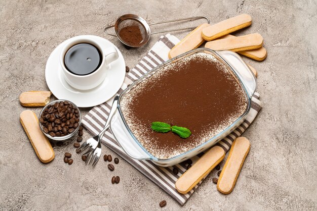 Postre tiramisú tradicional sobre fondo de hormigón