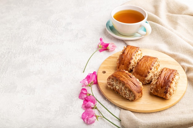 Postre tradicional armenio gata con taza de té verde en un espacio de copia de vista lateral de fondo de hormigón gris