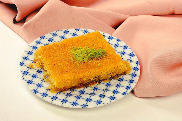 Postre tradicional baklava con anacardos