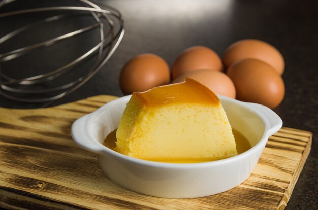 Postre tradicional brasileño, pudín de leche.