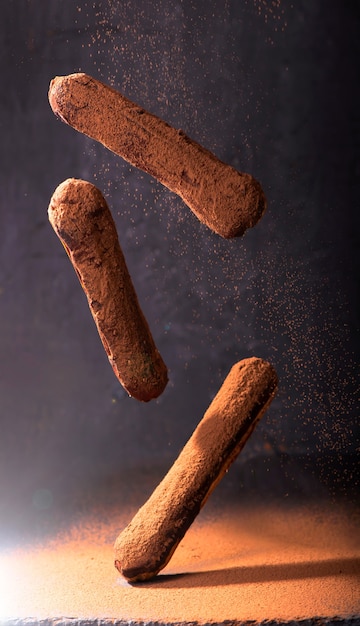 Postre tradicional francés. Eclair con cobertura de chocolate.