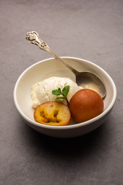 Postre tradicional indio Gulab Jamun servido con helado de vainilla