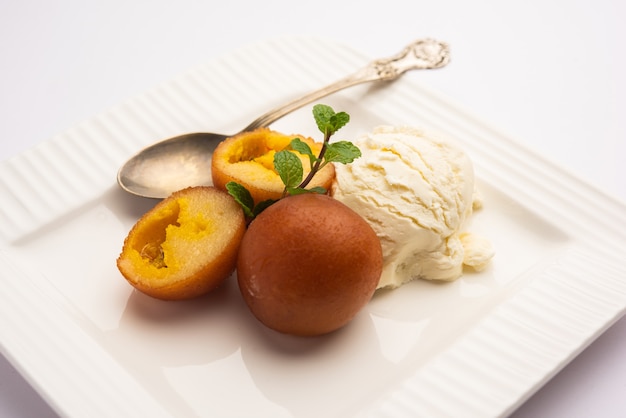 Postre tradicional indio Gulab Jamun servido con helado de vainilla