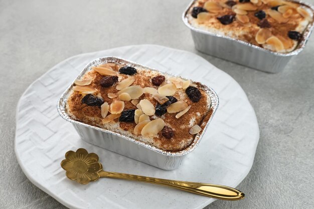 Postre tradicional indonesio Klappertaart de Manado Pastel de crema pastelera de coco con almendras pasas