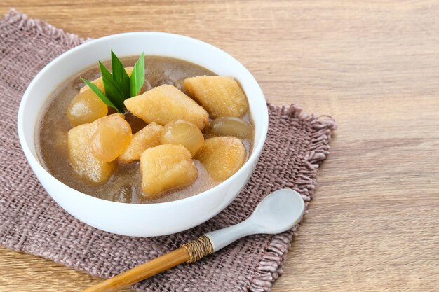 Postre tradicional indonesio Kolak Pisang hecho de plátano con azúcar de palma de leche de coco