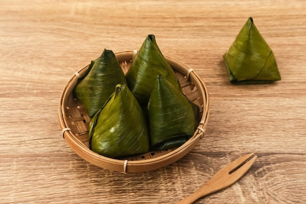 Postre tradicional indonesio Kue Bugis o Kue Mendut hecho de harina de arroz glutinoso