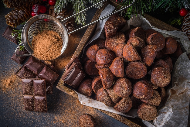 Postre tradicional italiano de invierno y Navidad salchicha de salami de chocolate