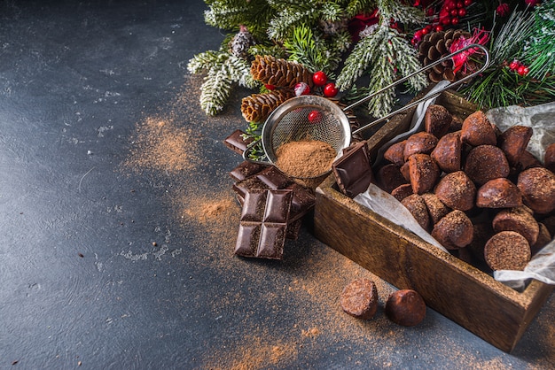 Postre tradicional italiano de invierno y Navidad salchicha de salami de chocolate