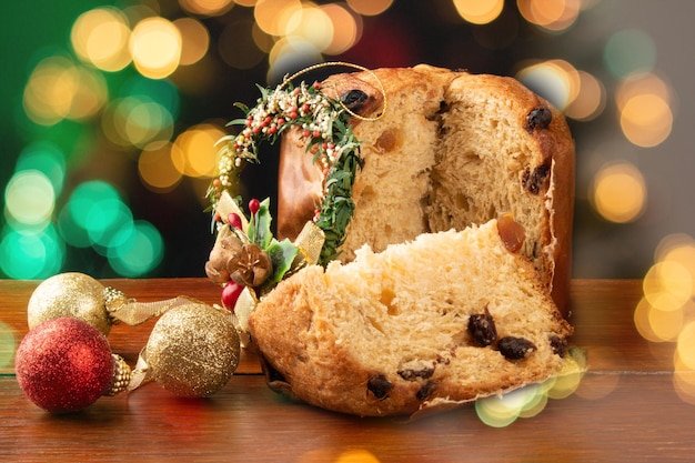 Postre tradicional italiano Panettone para corte de rebanadas de Navidad