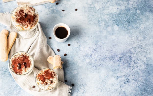 Postre tradicional italiano tiramisú postre porción con sabor a café