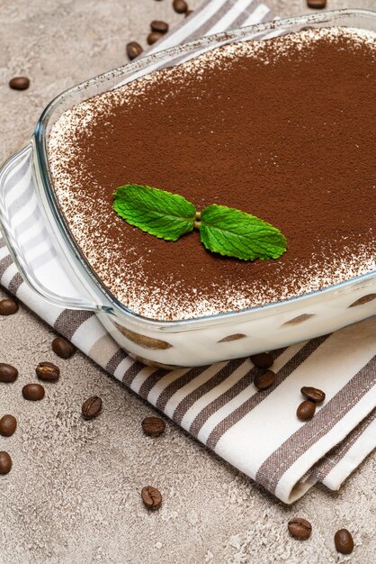 Postre tradicional italiano tiramisú