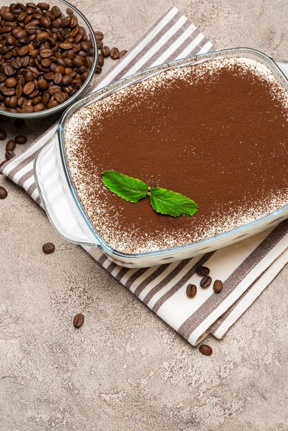 Postre tradicional italiano tiramisú