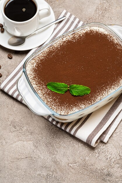 Postre tradicional italiano tiramisú