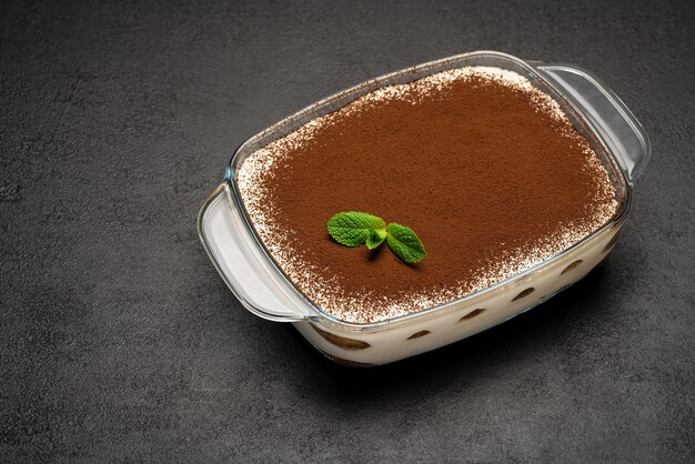 Postre tradicional italiano tiramisú