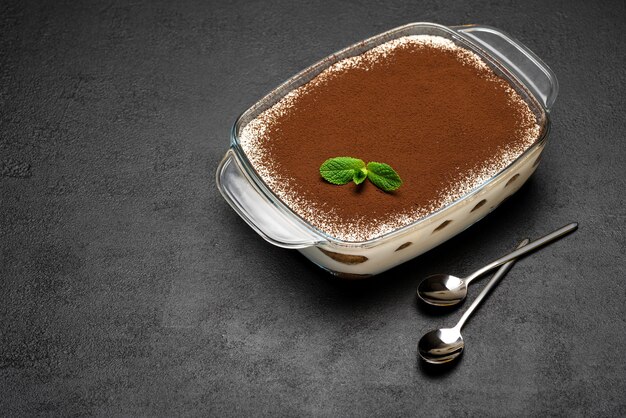 Postre tradicional italiano tiramisú