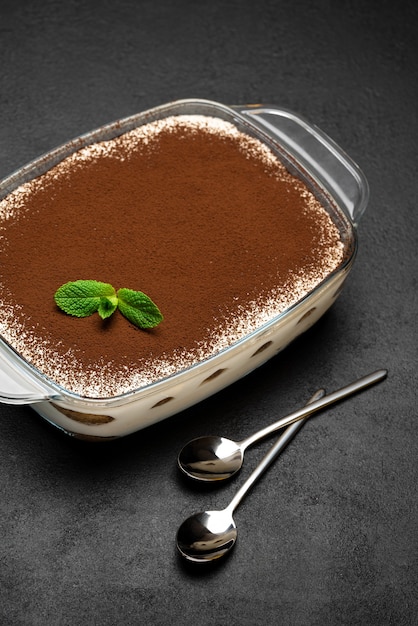 Postre tradicional italiano tiramisú