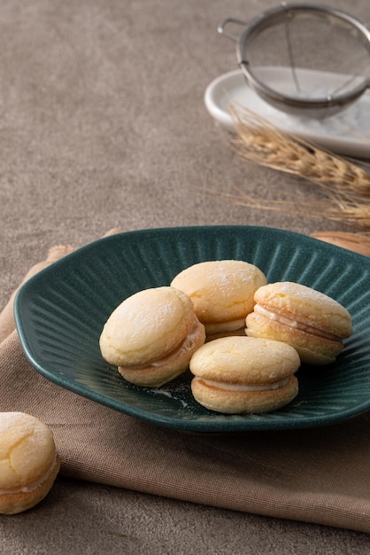 Postre tradicional de macaron al estilo taiwanés en un plato para el té de la tarde