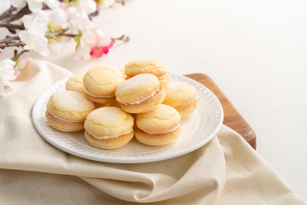 Postre tradicional de macaron al estilo taiwanés en un plato para el té de la tarde