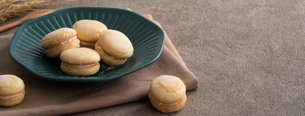 Postre tradicional de macaron al estilo taiwanés en un plato para el té de la tarde