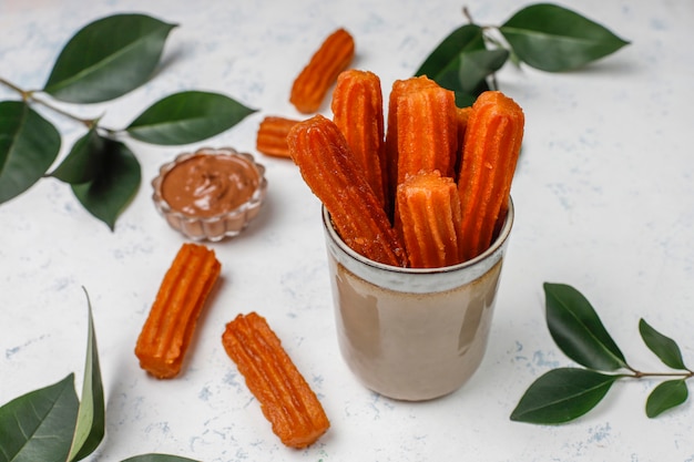 Postre tradicional mexicano churros con chocolate, vista superior