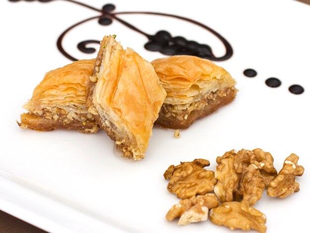 Postre tradicional oriental - baklava con pistachos y nueces.