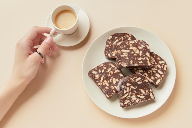 Postre tradicional portugués Salame de Chocolate sobre fondo beige en estilo minimalista Pastel de cacao casero