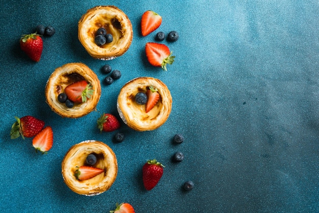 Postre tradicional portugués de tarta de huevo Pasteis Pastel de nata o Pasteis de Belemv