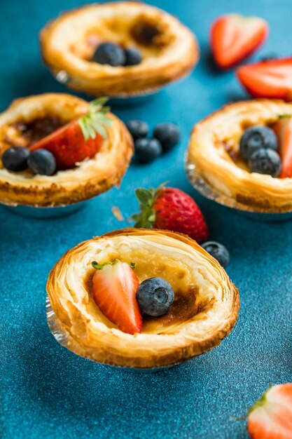 Postre tradicional portugués de tarta de huevo Pasteis Pastel de nata o Pasteis de Belemv