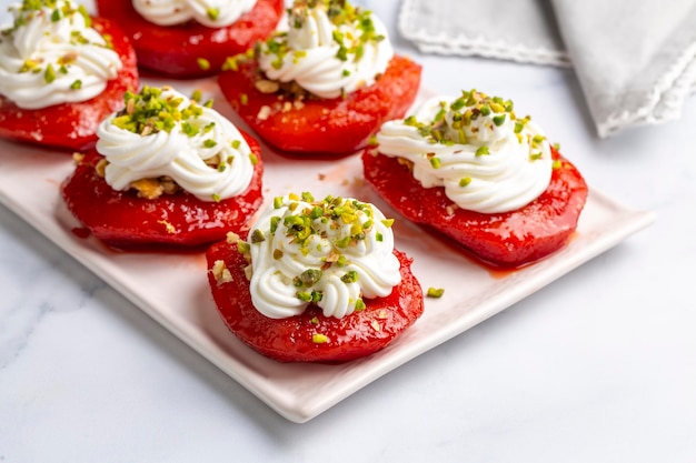 Postre tradicional de quince de estilo turco. El quince se cocina hasta suavizarlo, se le vierte sorbete y se sirve con crema y nueces. Es uno de los postres turcos más populares.