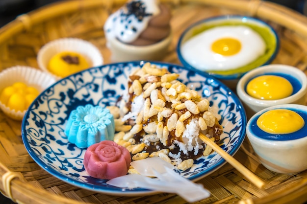 Postre tradicional tailandés en canasta de tejido