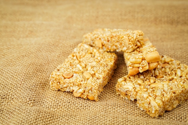 Postre tradicional tailandés llamado Krayasart hecho de sésamo de nueces de arroz y fondo de saco de azúcar